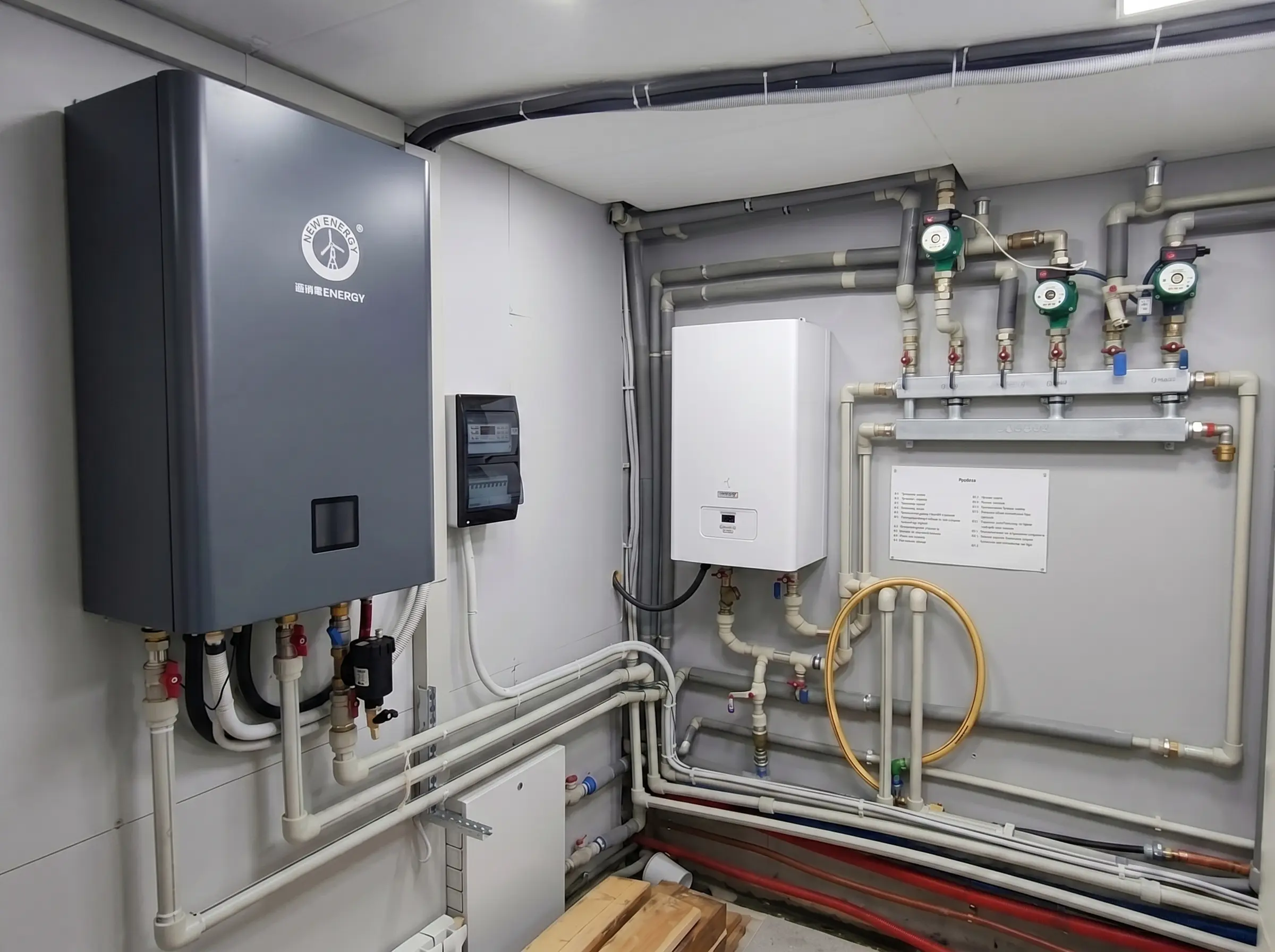 Общий вид котельной: внутренний блок NEW ENERGY, бойлер Protherm, манифольды